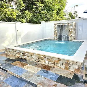 Villa Travelholics Getaways, Piarco